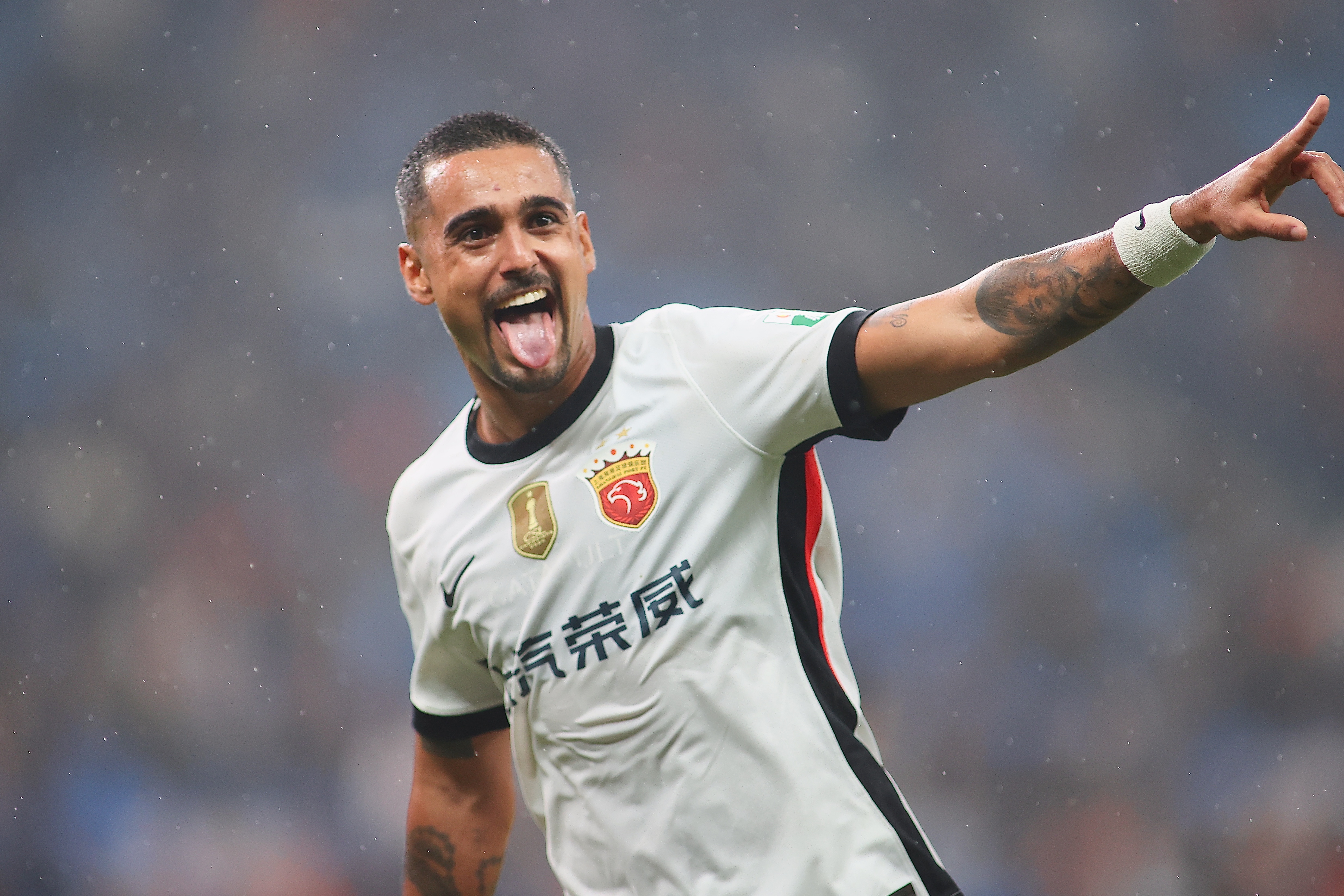 东体：莱昂纳多特意赠送球衣给昔日恩师乔迪作为纪念